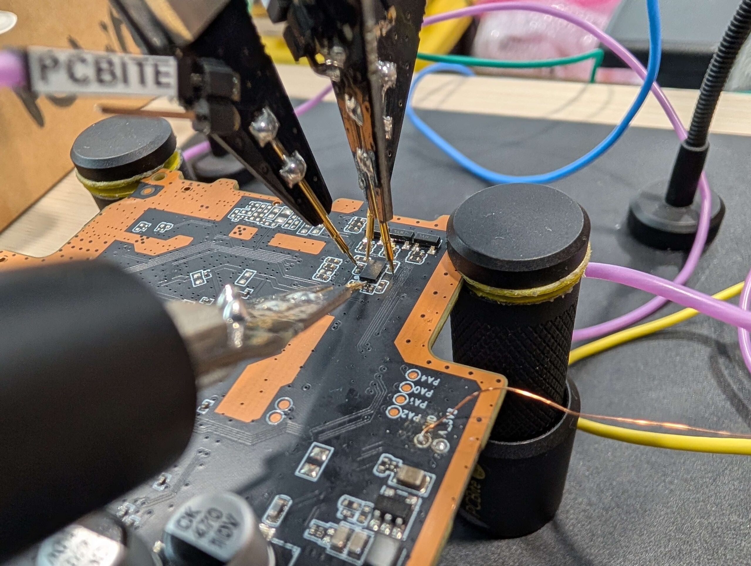 PCBite setup with logic analyzer probing MJA1 chip pins